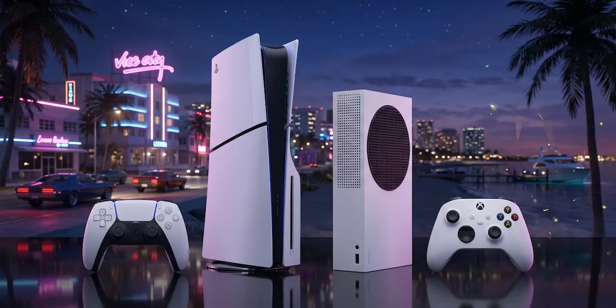 PS5 Slim e Xbox Series S lado a lado com controles brancos e cenário noturno de Vice City ao fundo para GTA 6