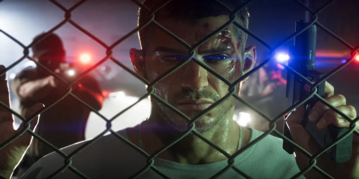 Jason empunhando uma arma atrás de uma cerca de arame farpado enquanto é encurralado por luzes policiais no sistema de procurado de GTA 6