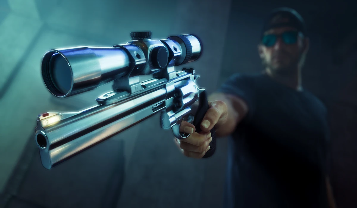 Personagem Jason segurando um revólver prateado Hawk & Little Morgan customizado com mira telescópica em GTA 6