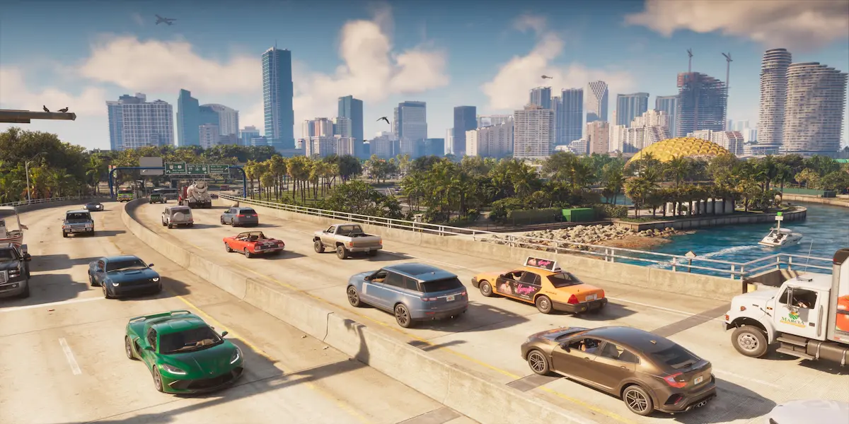 Vários carros em GTA 6 rodando em uma autoestrada movimentada com prédios de Vice City ao fundo.