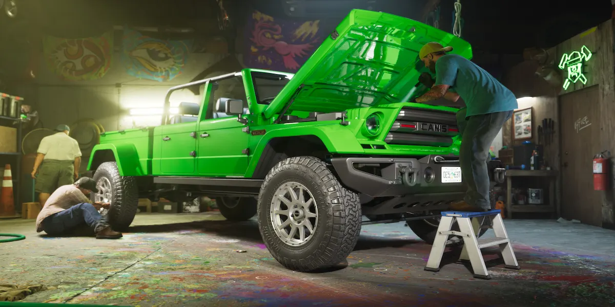 Oficina de modificação mecânica com jipe verde de capô aberto demonstrando a customização de carros no GTA 6.