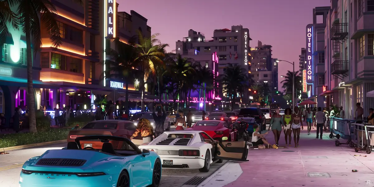 Avenida movimentada com trânsito denso de carros esportivos e pedestres na calçada em Vice City Beach ao anoitecer em GTA 6, demonstrando a densidade urbana da inteligência artificial.