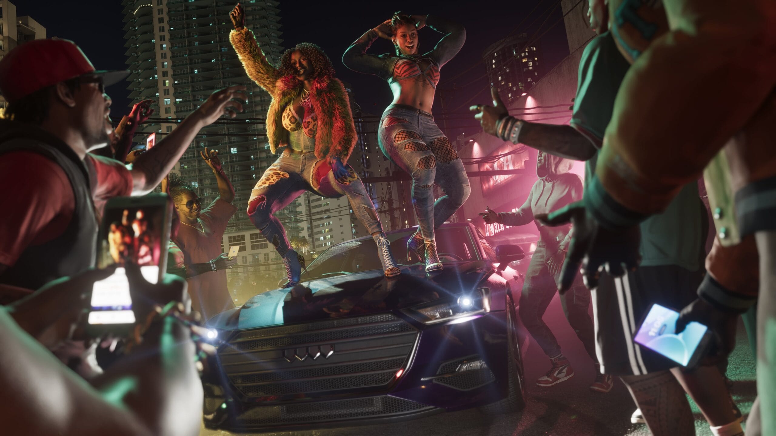 Pessoas dançando sobre o capô de um carro em uma festa de rua noturna em Vice City no GTA 6.