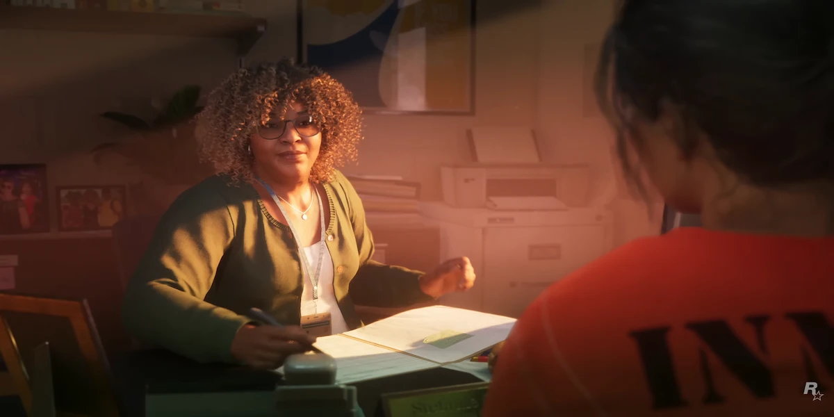 Stefanie, a oficial de condicional de cabelo encaracolado e óculos, em atendimento com Lucia vestida de reclusa no GTA 6.